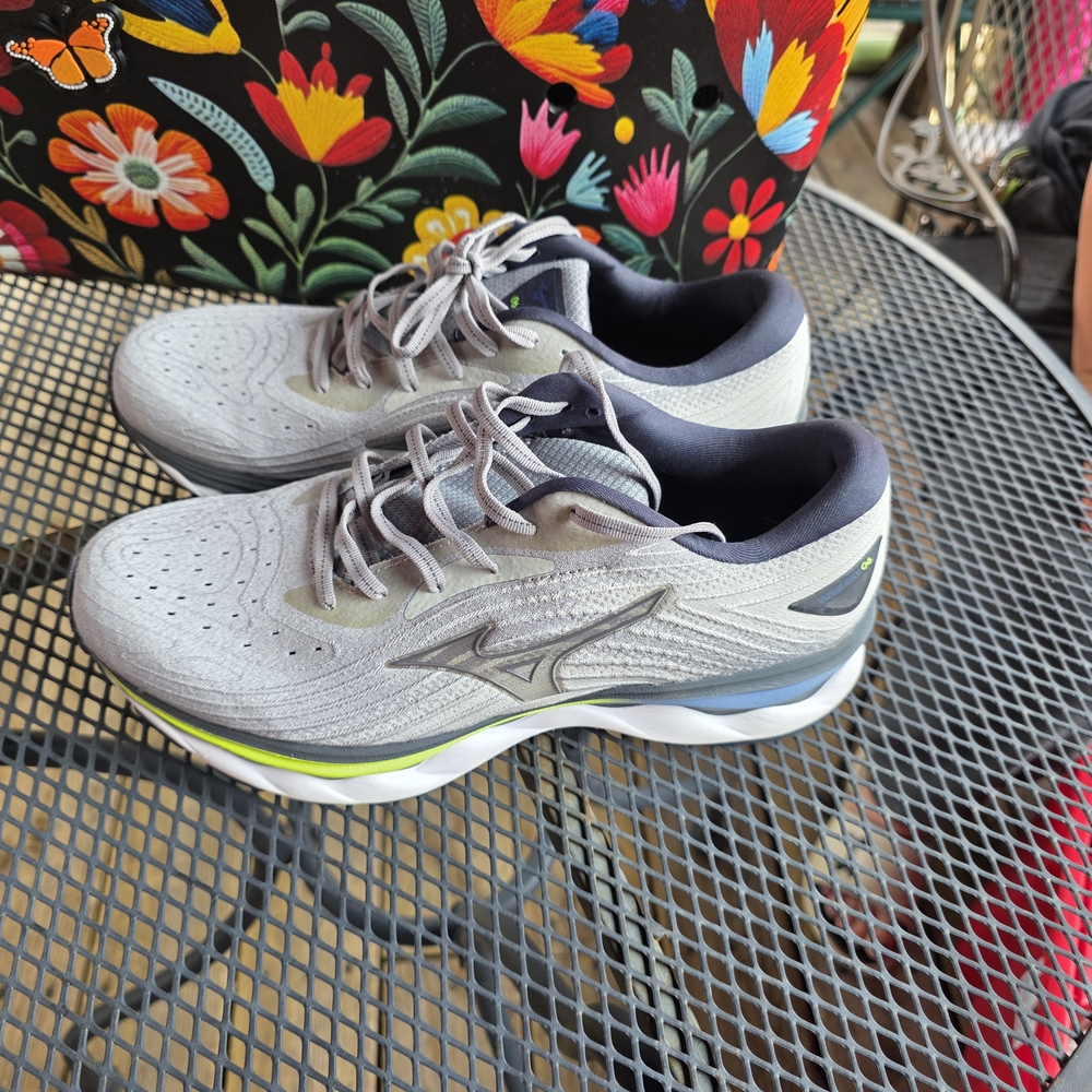 Mizuno Men's Gray and Green Athletic Shoes